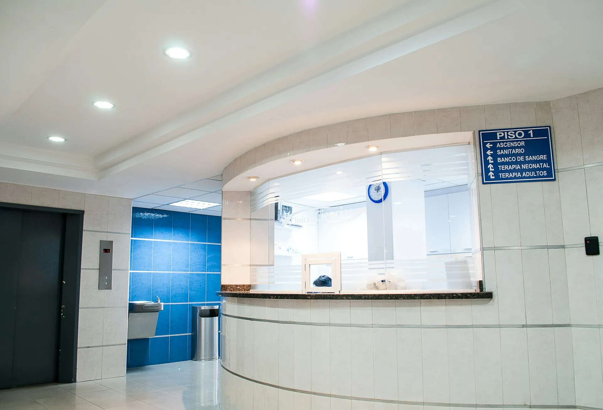 Hall d’accueil lumineux d’un hôpital